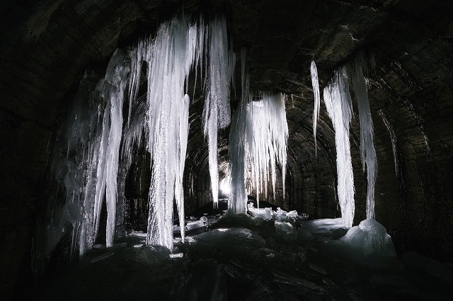 廃トンネルにできた巨大な氷柱「氷の神殿」