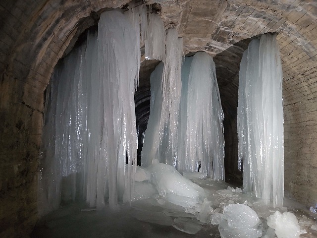 巨大な氷柱に埋め尽くされる東栗子トンネル