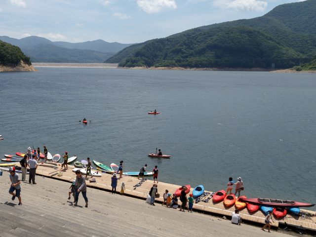 湖面まで続くスロープ、カヤックを発着させる浮桟橋