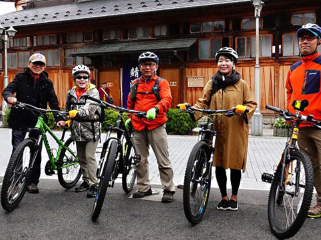 歴史ある温泉街をサイクリング